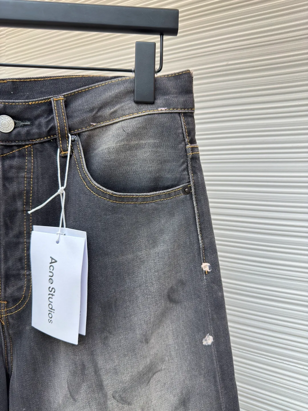 Acne Studios splash-painted denim cropped pants ●Authentic product: Purchased and developed by 2693 ●Item number: 1680125-A65 ●Fabric: denim fabric ●Technology: Painted ●Version: Fitted version ●Size: 30-31-32-33-34 ●Description: Made of denim fabric imported from Japan. It is characterized by high density and thick yarn, so it has strong wear resistance and tensile strength. It also has softness. With the passage of time and frequent wear, denim fabrics will gradually become softer and fit the body through special dyeing and finishing processes. Denim fabrics also have good color fastness and washability. They can withstand multiple washings without fading easily. Hand-painted splash-ink designs take up to 30 minutes to paint a finished product. The daily output is limited and the workmanship is very cumbersome. After painting, it is washed and aged. It is an important process to make denim fabrics show a retro and aged effect. It shows a natural and uneven fading effect. Customized genuine leather label. The details of the back pocket are marked with pink thread. The overall wiring is straight and delicate. The fabric is comfortable and soft. The color is consistent and no color difference. It can be matched with the same style to create a fashionable look and control various occasions. Customized accessories, complete with three labels, same style for men and women!